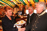 Oktoberfest-Leiterin Dr. Gabriele Weishäupl verabschiedete einige Mitarbeiter des Servicezentrums(Foto: Martin Schmitz)